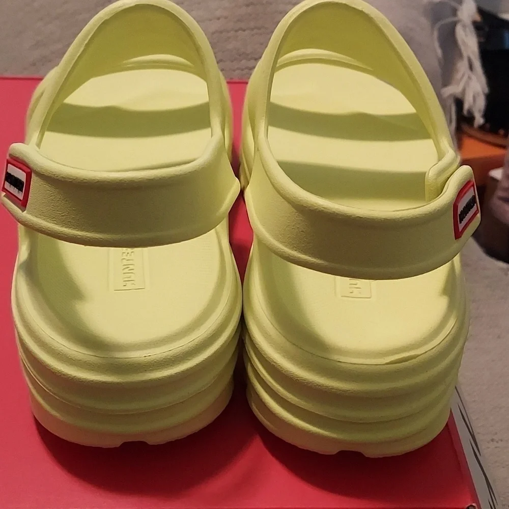 HUNTER BLOOM ALGAE FOAM SANDALS IN ZESTY YELLOW NIB